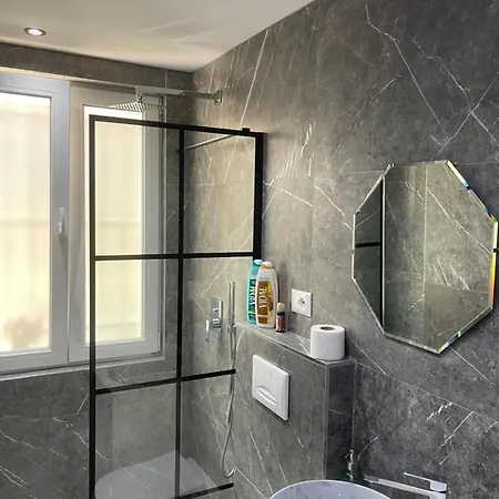 Midnight تيرانا