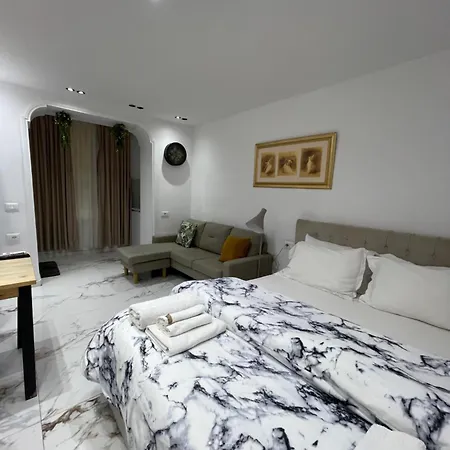 Midnight تيرانا