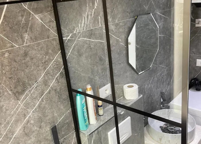 Apartment Midnight *