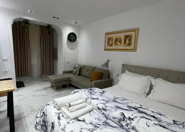 Midnight ティラナ